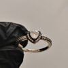 Anillo de plata pandora con incrustación de corazón grande biselado y pequeñas circonias al rededor