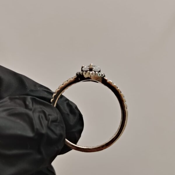 Anillo de plata pandora con incrustación de corazón grande biselado y pequeñas circonias al rededor