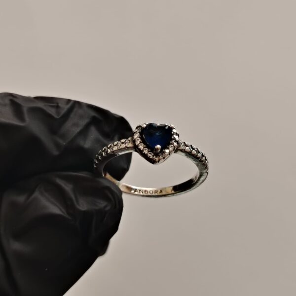 Anillo de plata pandora con incrustación de corazón grande biselado y pequeñas circonias al rededor
