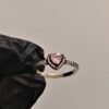 Anillo de plata pandora con incrustación de corazón grande biselado y pequeñas circonias al rededor