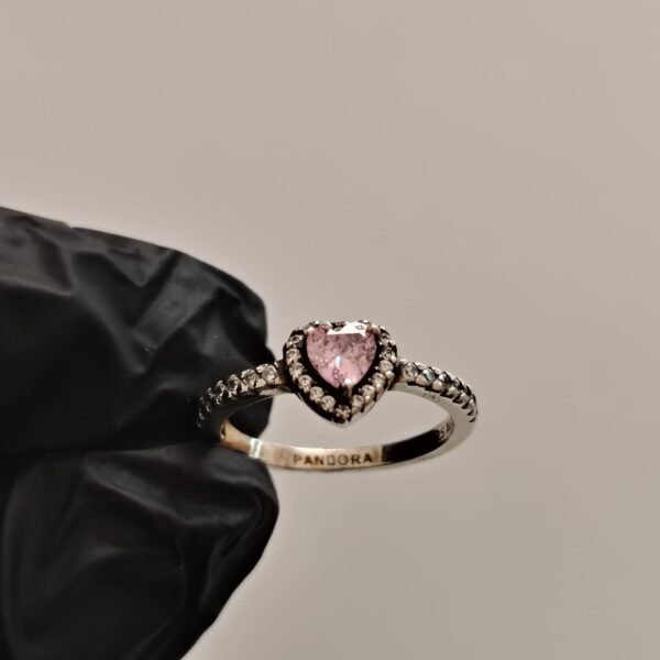 Anillo de plata pandora con incrustación de corazón grande biselado y pequeñas circonias al rededor