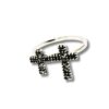 Anillo de marquesita con cruces