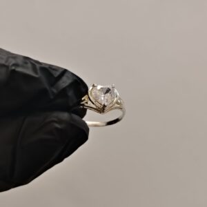 Anillo de plata con incrustación de corazón corte diamante biselado y detallado