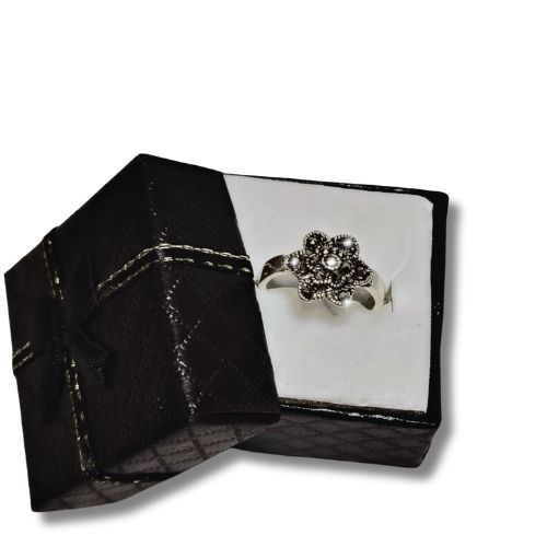 Anillo de plata en forma de con marquesita