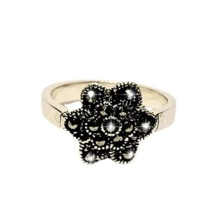 Anillo de plata en forma de con marquesita