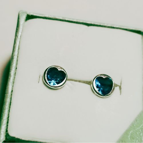 Arete broquel de plata biselado con circonia