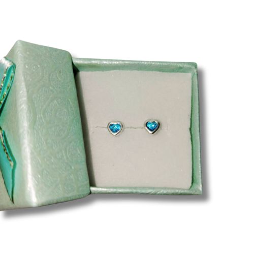 Arete broquel de plata biselado corazón con circonia azul