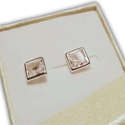 Arete broquel de plata biselado cuadrado con circonia blanca corte diamante