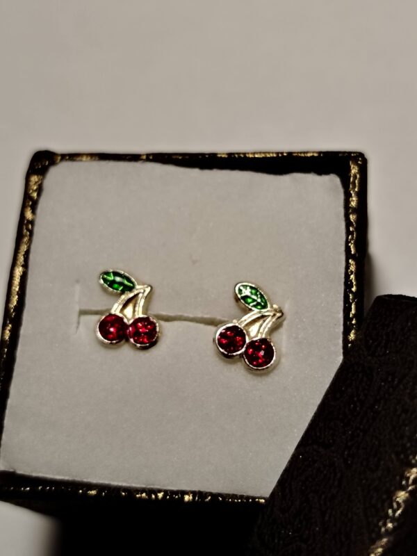 Arete broquel de plata cerezas con circonia