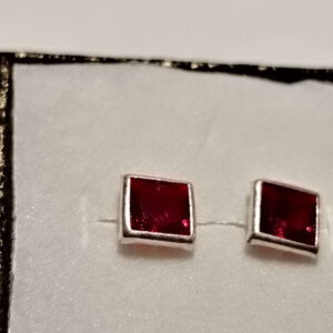 Arete broquel de plata color rojo biselado cuadrado