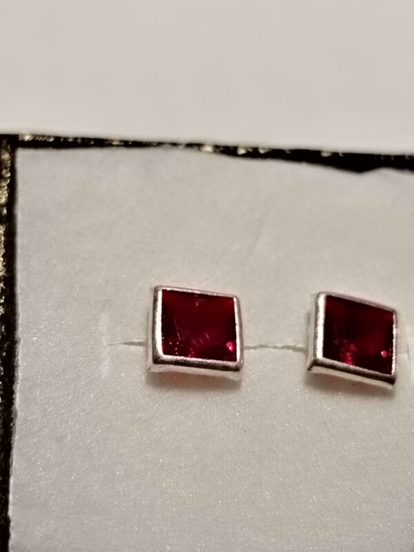 Arete broquel de plata color rojo biselado cuadrado