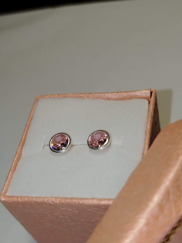 Arete broquel de plata color rosa biselado corte diamante