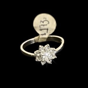Anillo flor con circonias blancas