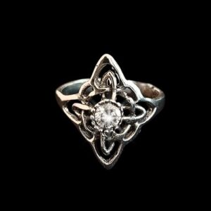 Anillo nudo de bruja en plata negra con circonia en el centro #6