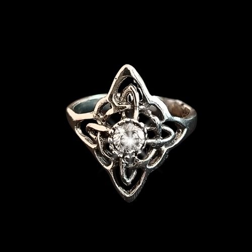 Anillo nudo de bruja en plata negra con circonia en el centro #6