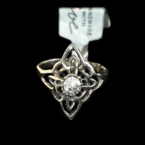 Anillo nudo de bruja en plata negra con circonia en el centro #6