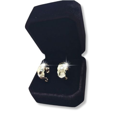 Arracadas anchas con acabado de lineas medianas chicas