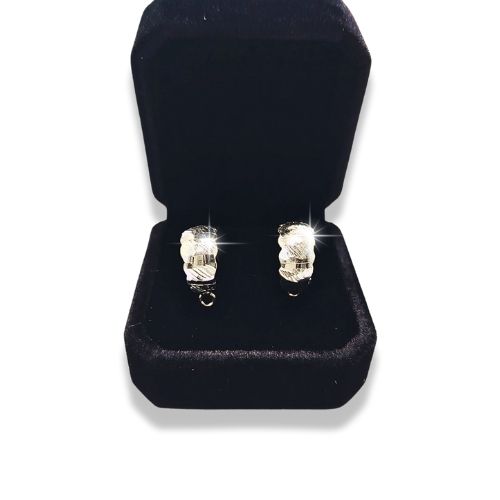 Arracadas anchas con acabado de lineas medianas chicas