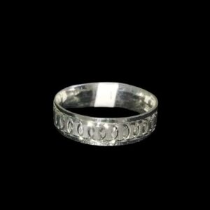 Anillo argolla con acabado de círculos