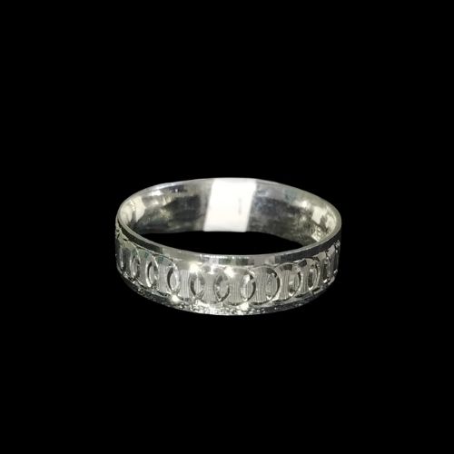 Anillo argolla con acabado de círculos