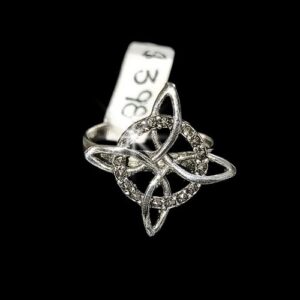 Anillo nudo de bruja en marquesita