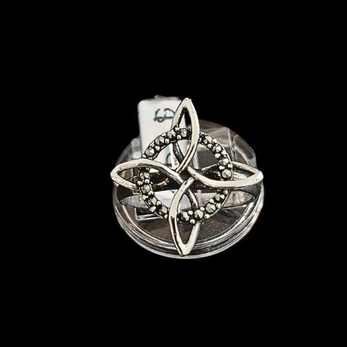 Anillo nudo de bruja en marquesita