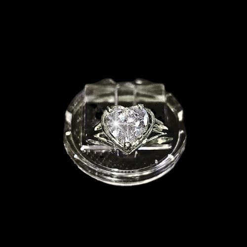 Anillo de compromiso con piedra corte corazón