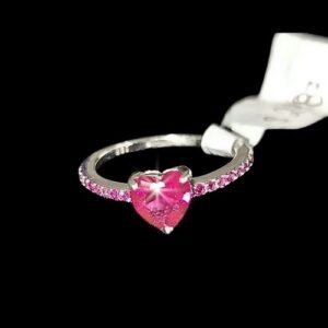 Anillo corazón rojo con microcirconias a los costados