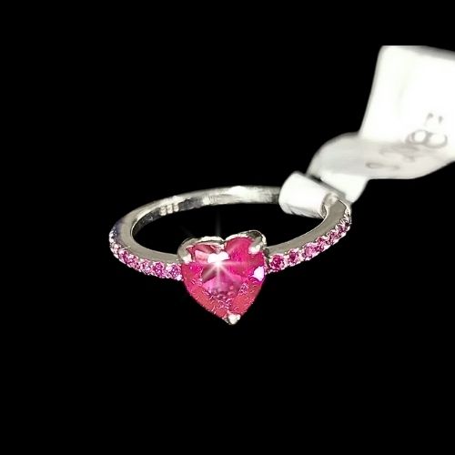 Anillo corazón rojo con microcirconias a los costados