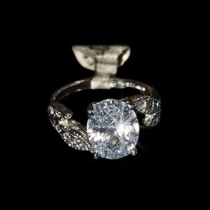 Anillo de compromiso con detalle en forma de hojas y microcirconias