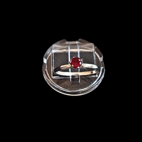 Anillo solitario color rojo