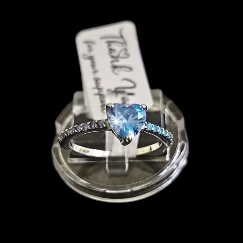 Anillo corazón azul con microcirconias a los lados
