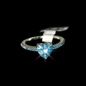 Anillo corazón azul con microcirconias a los lados