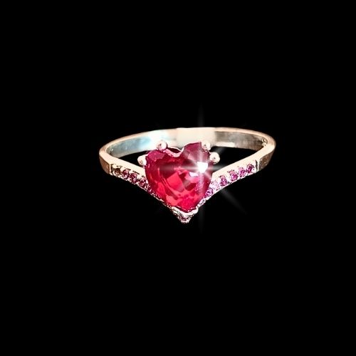 Anillo corazón rojo con microcirconias a los lados #9
