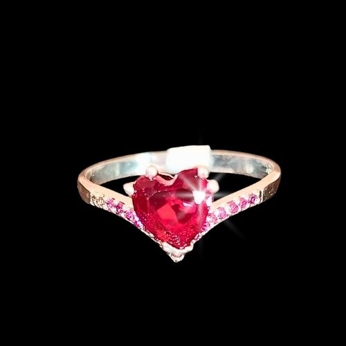 Anillo corazón rojo con microcirconias a los lados #9