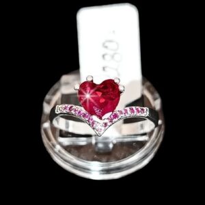 Anillo corazón rojo con microcirconias a los lados #9