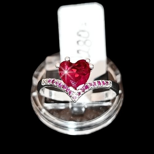 Anillo corazón rojo con microcirconias a los lados #9