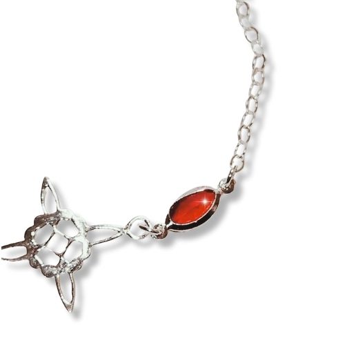 Pulsera nudo de bruja con circonias rojas