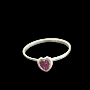 89 Anillo de corazón con circonia biselado morado