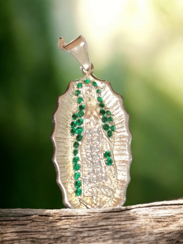 Dije de la virgencita con circonias