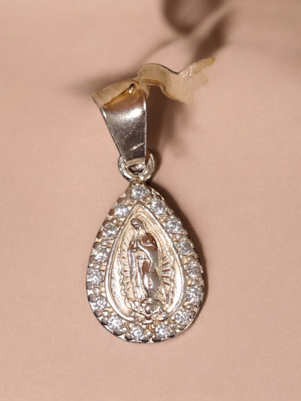 Dije de la virgencita con bordes de circonia