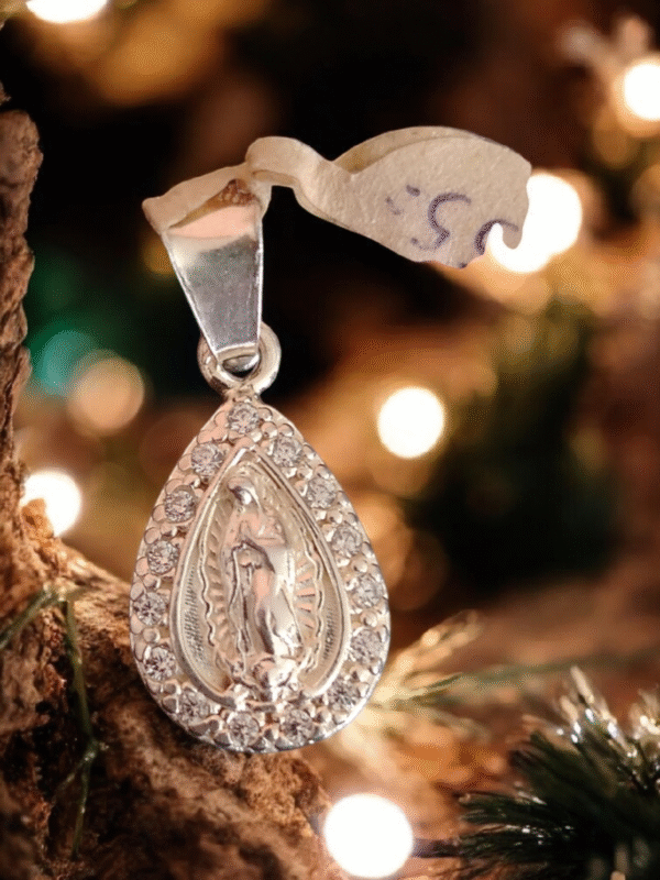 Dije de la virgencita con bordes de circonia