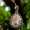 Dije de la virgencita con acabado simétrico