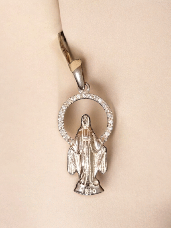 Dije de la Virgen de París